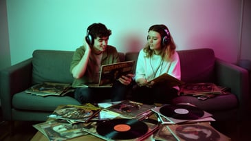 Dos personas escuchando discos de vinilo